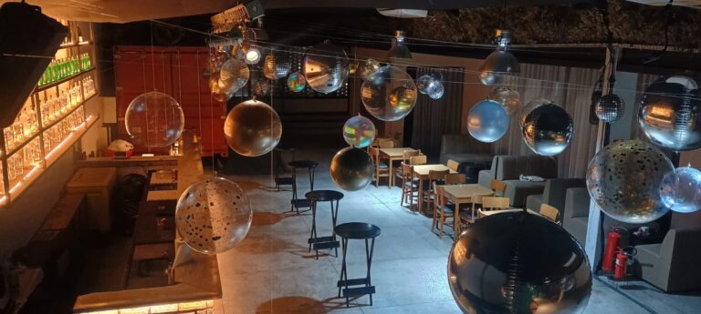 Entrada decorada com balões no Espaço 1003