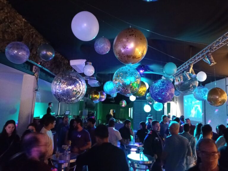 Salão do Espaço 1003 montado com mesas para evento