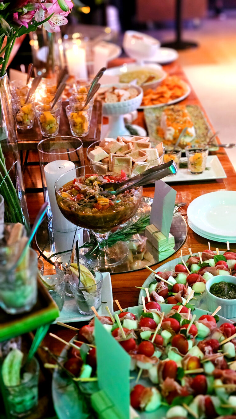 Elettra: mesa de alimentos do buffet